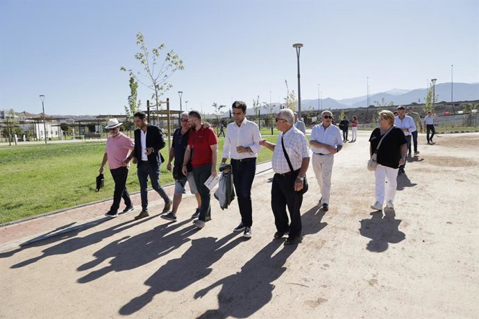 Visita del alcalde de Granada al barrio del Zaidín.
