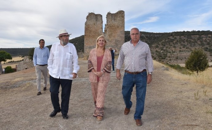 De izda a dcha, De la Casa, Gregorio y Soria visitan las obras del Castillo de Cabrejas del Pinar.
