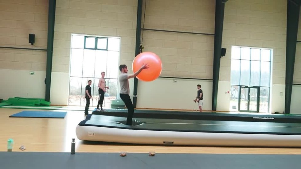 Las divertidas acrobacias con una pelota de pilates