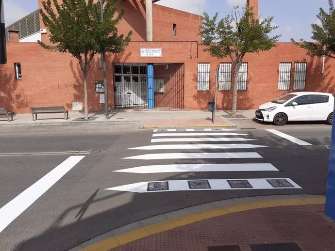 El  Ayuntamiento de Alcalá de Guadaíra está actuando en tres líneas: señalización horizontal de los calzadas, las señales luminosas y pasos de peatones inteligentes.