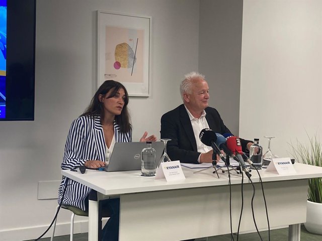 La portaveu de Ryanair a Espanya i Portugal, Elena Cabrera, i el CEO de la companyia, Eddie Wilson