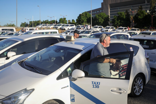 Protesta de taxistas en Sevilla contra la regulación de los VTC que plantea la Junta de Andalucía