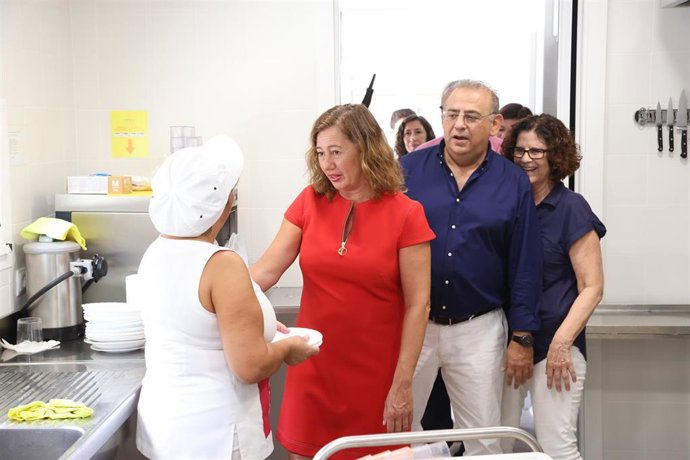 La presidenta del Govern, Francina Armengol, visita la escoleta municipal de Santa Pona.
