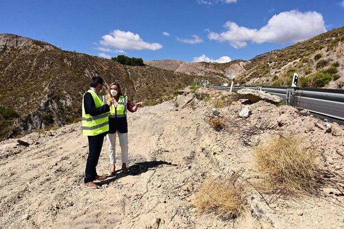Archivo - El hasta ahora alcalde de Cádiar, Javier Martín, y la consejera de Fomento, Marifrán Carazo, en una visita de obras a una carretera del municipio, en imagen de archivo