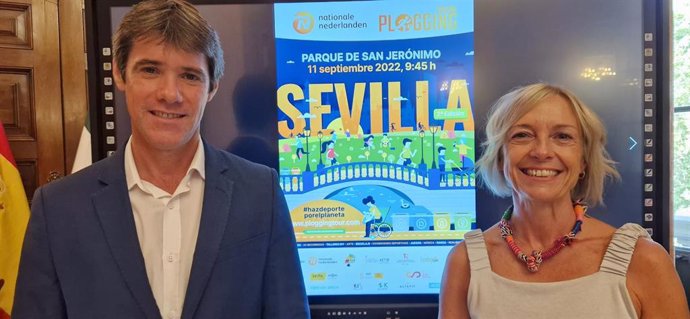 El delegado de Transición Ecológica y Deportes, David Guevara, y Beatriz Soliva, coordinadora del área de RSC y Relaciones Institucionales de Elevenlab.