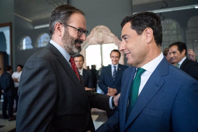 El delegado del Gobierno andaluz en Córdoba, Adolfo Molina, con el presidente de la Junta de Andalucía, Juanma Moreno.