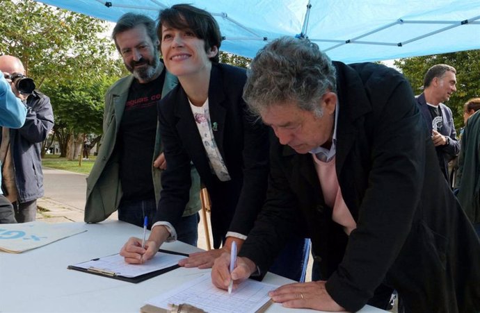 La portavoz nacional del BNG, Ana Pontón, y el alcalde de Pontevedra, Miguel Anxo Fernández Lores, en una recogida de firmas en Pontevedra para una ILP sobre atención primaria