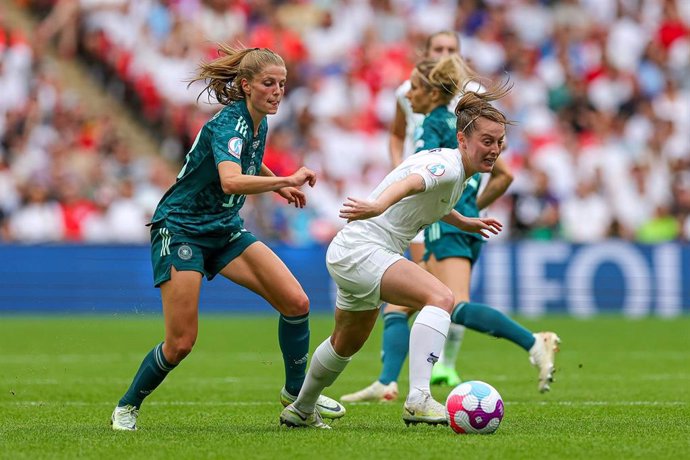 Archivo - Keira Walsh escapa de la presión de dos jugadoras alemanas en la final de la Eurocopa 2022