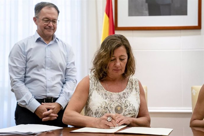 La presidenta del Govern, Francina Armengol, junto al conseller de Movilidad y Vivienda, Josep Marí. 