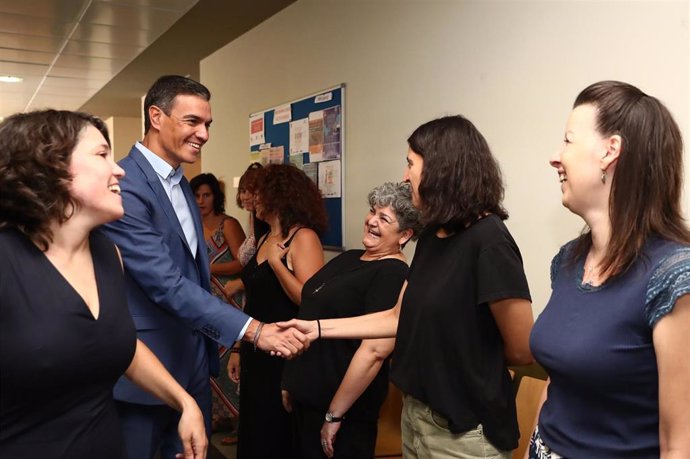El presidente del Gobierno, Pedro Sánchez, visita la Fundación José María Llanos en Vallecas (Madrid).