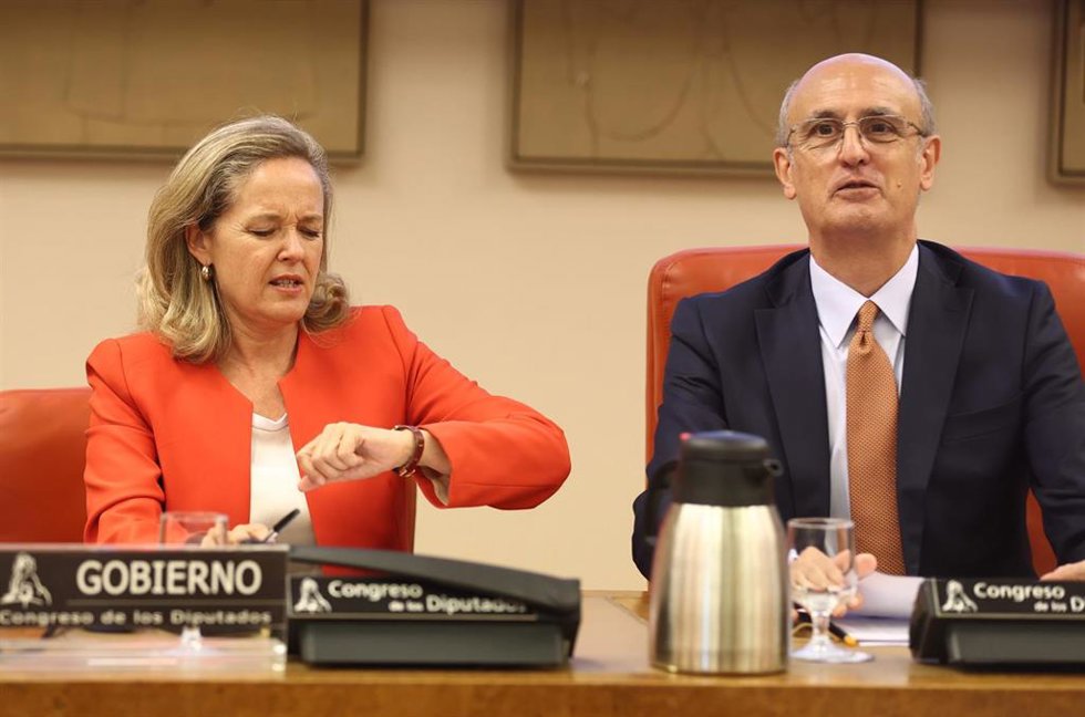 La vicepresidenta primera del Gobierno y ministra de Asuntos Económicos y Transformación Digital, Nadia Calviño, y el presidente de la mesa de la comisión del ramo en el Congreso, Celso Luis Delgado, durante una comparecencia