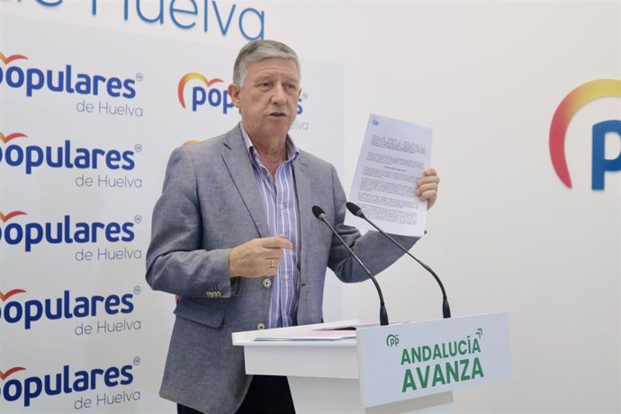 El diputado nacional del PP por Huelva y alcalde de Palos de la Frontera, Carmelo Romero, en rueda de prensa este miércoles.