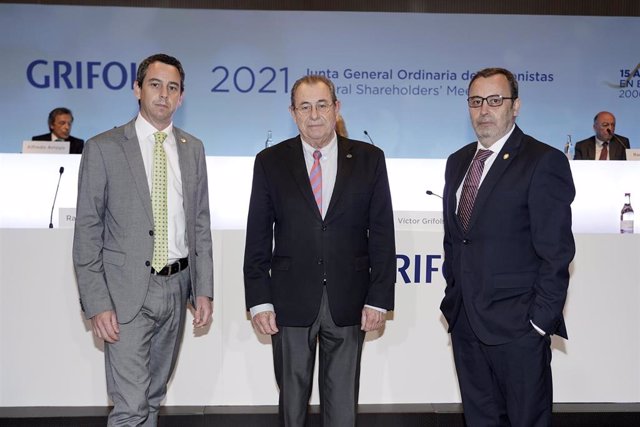 Archivo - El presidente de Grifols, Víctor Grifols, junto a los co consejeros delegados Raimon Grifols y Víctor Grifols Deu
