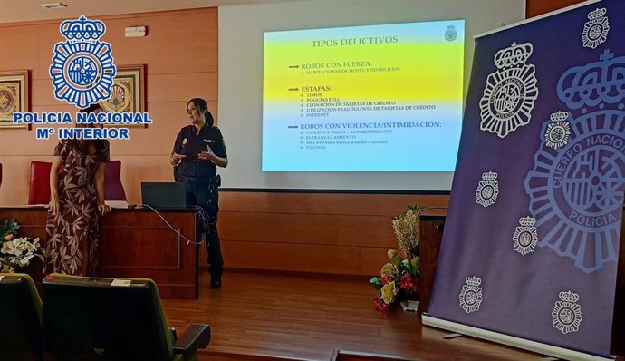 Una Policía Nacional imparte en la UCO una sesión informativa del Plan Turismo Seguro a alumnos Erasmus y de otras provincias de España.