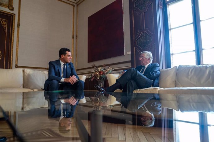 El presidente de la Junta de Andalucía, Juanma Moreno, recibe al embajador de Portugal en España, Joao Mira-Gomes.