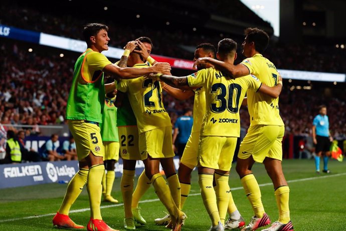 Yeremy Pino (Villarreal) celebra un gol en el Civitas Metropolitano junto a sus compañeros.