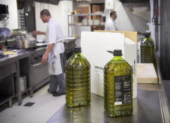 Archivo - El sector orujero entrega aceite de orujo de oliva para ayudar a la hostelería