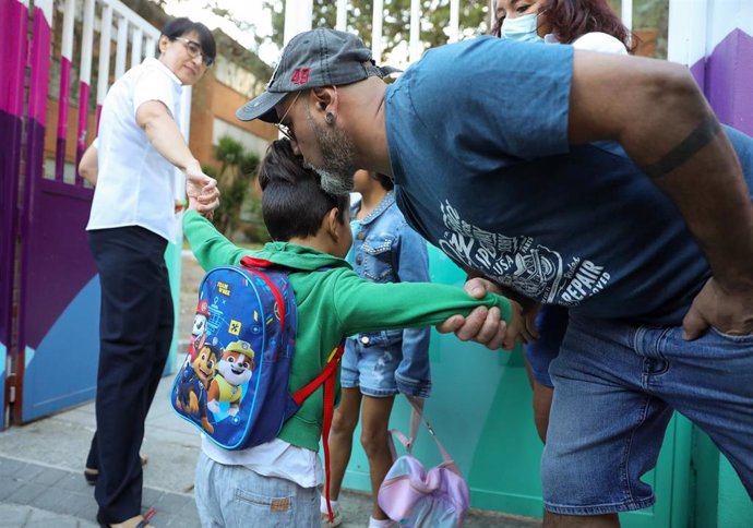 Un padre se despide de su hijo que comienza un curso de Educación Infantil, en el colegio CEIP Hernán Cortés,