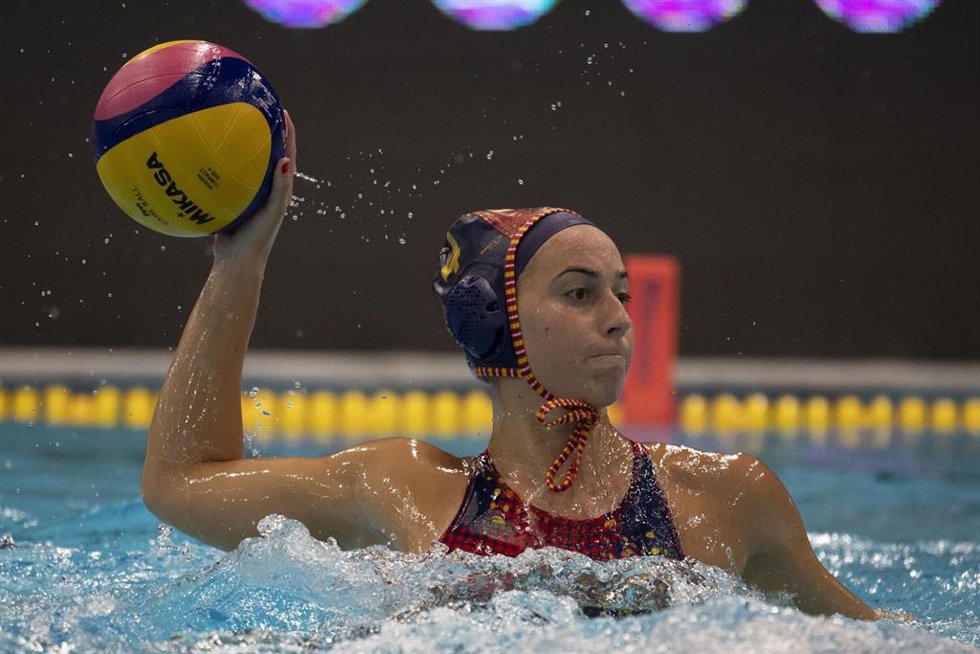 Archivo - Bea Ortiz realiza un lanzamiento durante un partido de la selección española