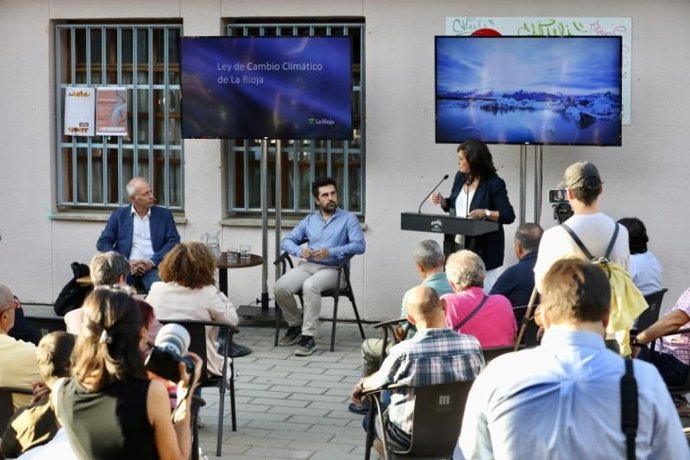 La presidenta del Gobierno de La Rioja, Concha Andreu, participa en un acto de presentación de la Ley de Cambio Climático, junto al consejero de Sostenibilidad, Álex Dorado, en el parque del Ebro
