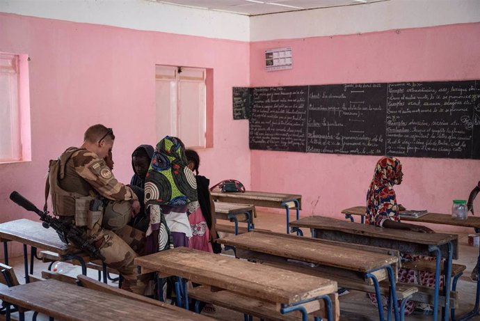 Archivo - Militares franceses en una escuela de Gossi, Malí