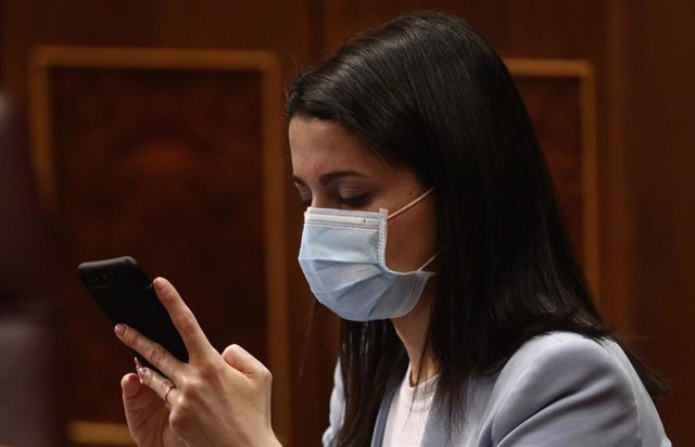 Archivo - La líder de Cs, Inés Arrimadas, usa el teléfono móvil durante una sesión plenaria