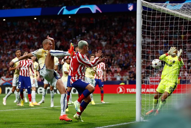 Antoine Griezmann anota el 2-1 de la victoria en el Atlético-Oporto de la Liga de Campeones 2022-2023