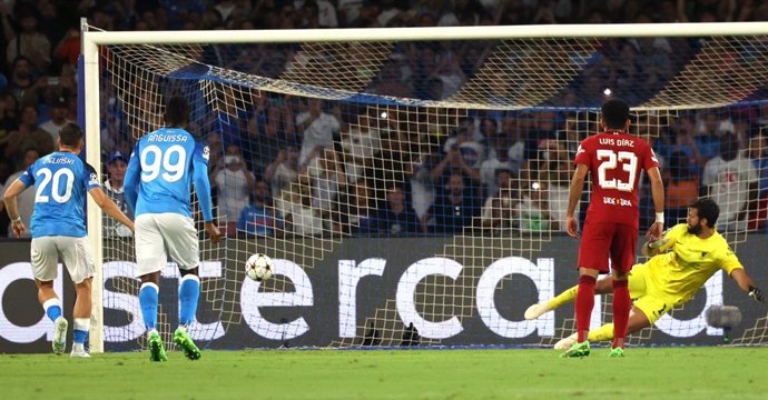 07 September 2022, Italy, Naples: SSC Napoli's Piotr Zielinski (L) scores his side's first goal During the UEFA Champions League Group A soccer match between SSC Napoli and FC Liverpool at the Diego Armando Maradona stadium. Photo: Fabio Sasso/ZUMA Pres