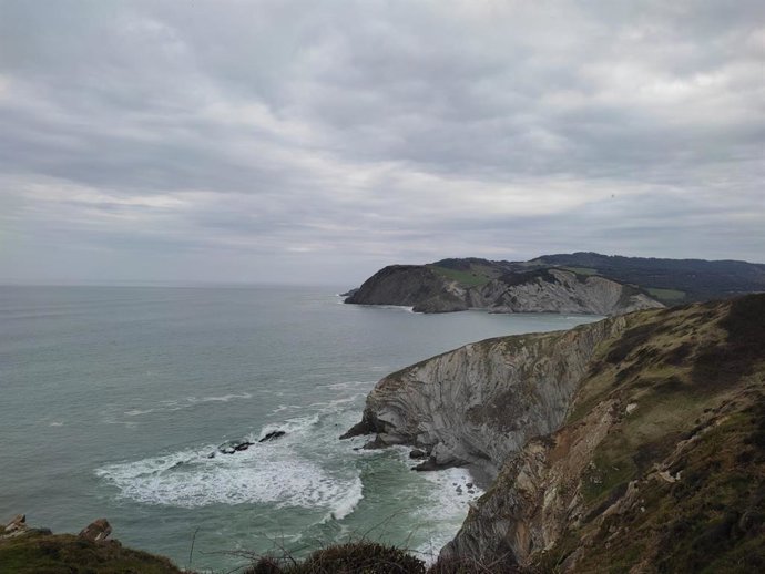 Imagen de cielos nubosos en la costa de Bizkaia