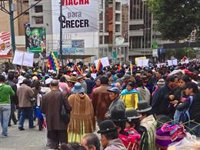 Miles de cocaleros marchan hacia La Paz para pedir el cierre de un mercado de coca no autorizado