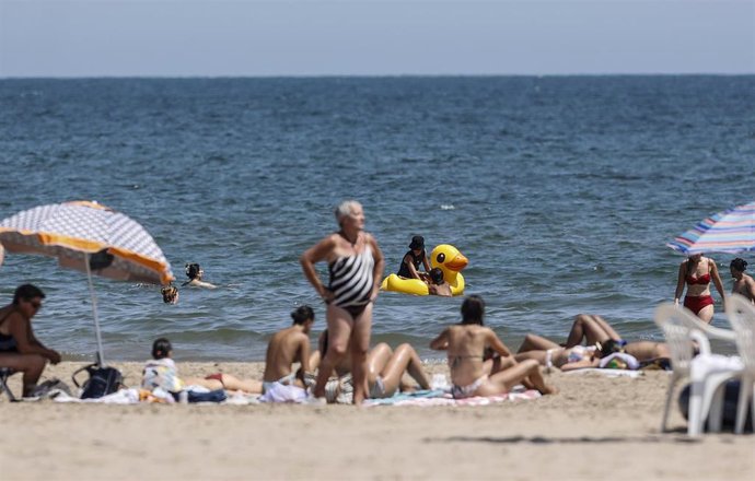 Bañistas disfrutan en la Playa de la Malvarrosa,  en Valencia, Comunidad Valenciana (España). 