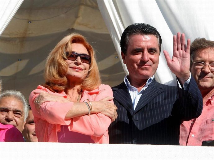 ROCIO JURADO Y FAMILIA EMOCIONADOS EN LA PROCESION DE VIRGEN DE REGLA CHIPIONA EN EL AÑO 2005