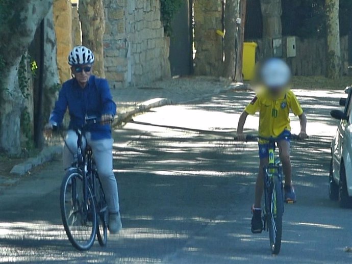 JOSÉ ORTEGA CANO Y SU HIJO PASEAN EN BICICLETA