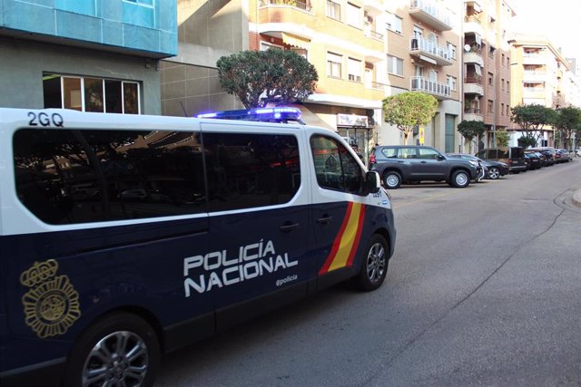 Nota De Prensa Y Fotografía De Recurso:"La Policía Nacional Detiene A La Cuidadora De Una Anciana Tras Estafarle 70.400 Euros De Su Cuenta Bancaria"