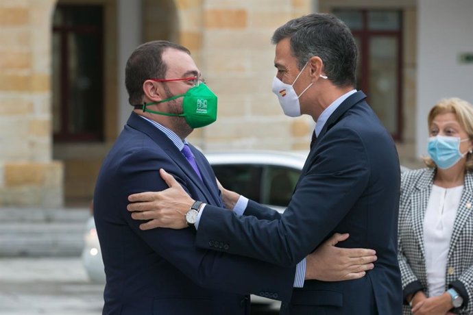 Archivo - El presiente del Principado, Adrián Barbón y el presidente de España, Pedro Sánchez.