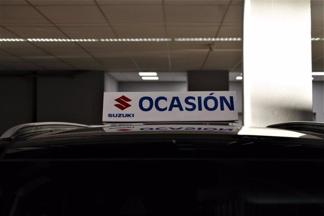 Archivo - Un cartel de 'Ocasión' en una feria de automóviles.