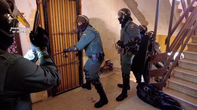 Agentes durante la operación Jupiplan, en Roquetas de Mar (Almería)