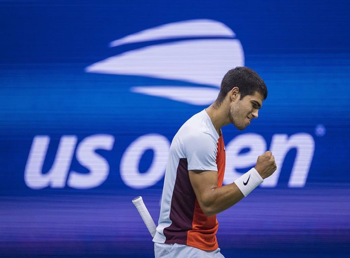 07 September 2022, US, Flushing Meadows: Spanish tennis player Carlos Alcaraz celebrates winning a point against Italy's Jannik Sinner during their Men's singles quarter final of the US Open tennis tournament at Arthur Ashe Stadium. Photo: Javier Rojas/