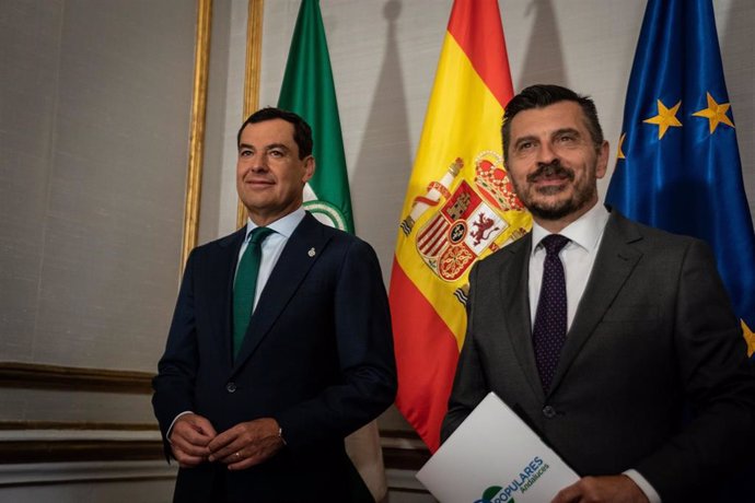 El presidente de la Junta, Juanma Moreno (i.), y el portavoz del Grupo Parlamentario Popular, Toni Martín, este jueves con motivo de la reunión en el Palacio de San Telmo, en Sevilla