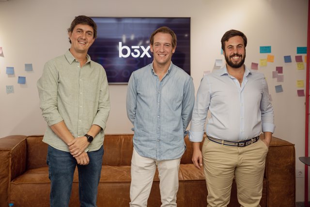 El director de producto de Bnext, Juan Antonio Rullán; el consejero delegado, Guillermo Vicandi, y su director de personal, Javier Sobrino.