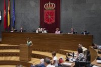 Navarra insta al Gobierno de España a regular unos servicios mínimos de atención presencial en las entidades bancarias