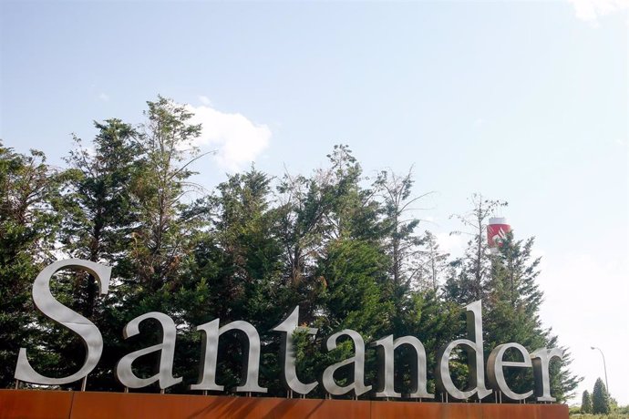 Archivo - Cartel del Banco Santander en la Ciudad Grupo Santander (Comunidad de Madrid)