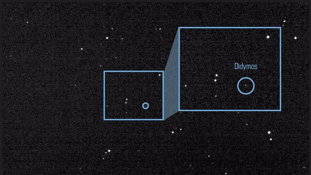 Esta imagen de la luz del asteroide Didymos y su luna en órbita Dimorphos es un compuesto de 243 imágenes tomadas por la Cámara de reconocimiento y asteroides Didymos para navegación óptica (DRACO) el 27 de julio de 2022.