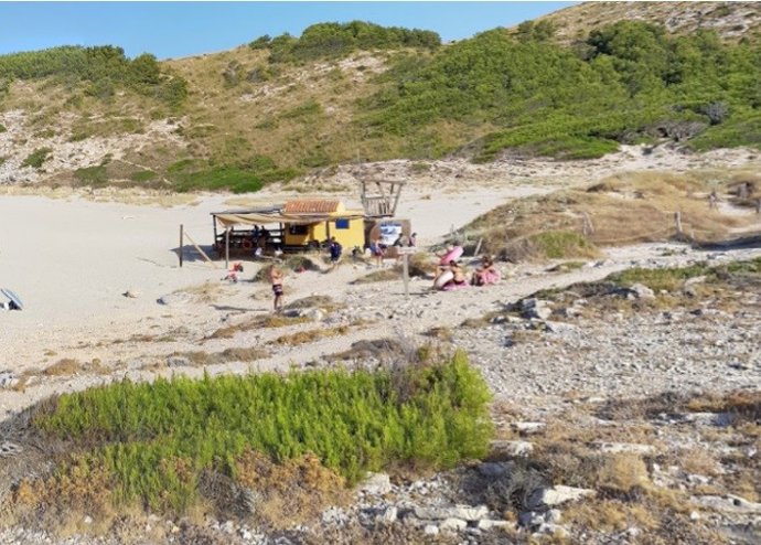 Archivo - Un chiringuito en una playa. 