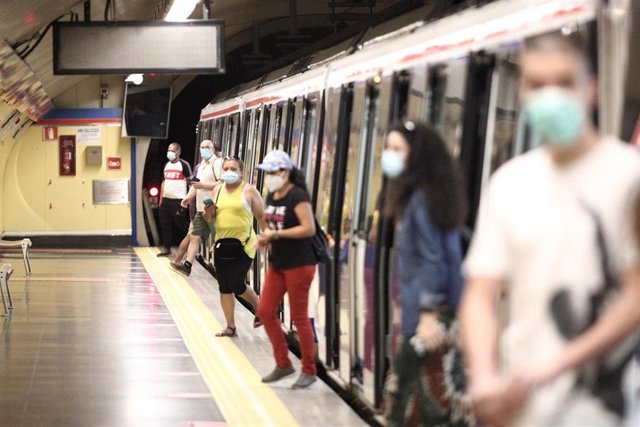 Archivo - Pasajeros con mascarilla en la estación de Metro de San Bernardo, en Madrid (España).