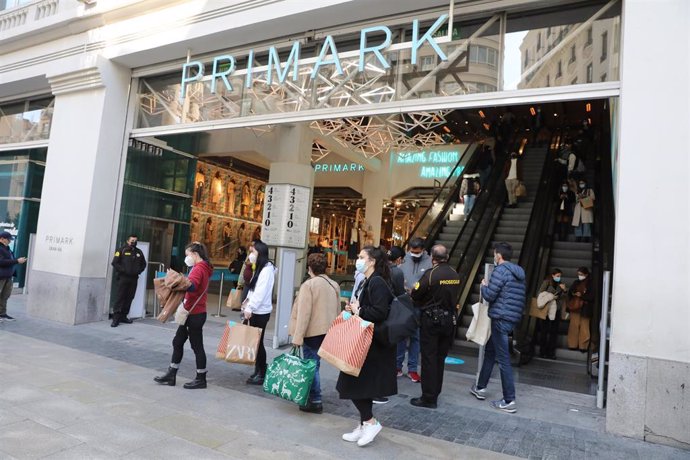 Archivo - Transeúntes pasan al lado del Primark de Gran Vía, en Madrid, (España), a 13 de noviembre de 2020. Primark, la firma de moda 'low cost', ha presentado expedientes de regulación temporal de empleo (ERTE) en Cataluña, Asturias, Castilla y León y