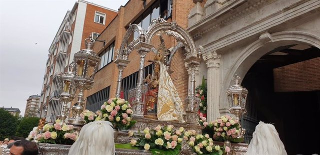 Salida de la imagen de la Nuestra Señora de San Lorenzo de la parroquia vallisoletana homónima durante este jueves