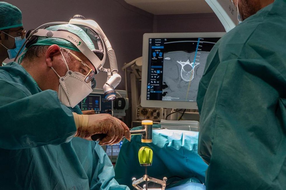 Archivo - El Servicio de Traumatología y Ortopedia pediátrica de Quirónsalud Sagrado Corazón, dirigido por el doctor David M. Farrington, ha incorporado la tecnología 7D para una intervención de escoliosis en un paciente de 14 años que padecía una escol