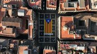 La ANC despliega una 'estelada' gigante en la plaça Sant Jaume de Barcelona