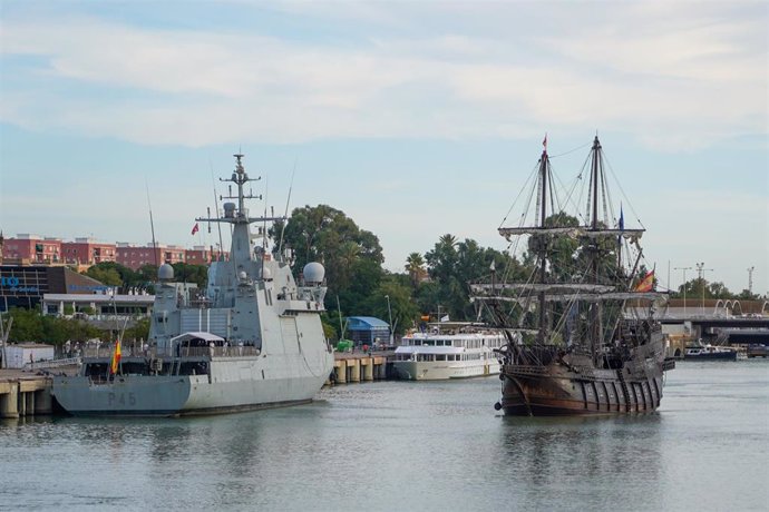 Llegada de la Nao Victoria al Muelle de las Delicias,  junto al buque Audaz de la Armada, para conmemorar el V Centenario de la llegada de la expedición de Magallanes-Elcano a Sevilla.